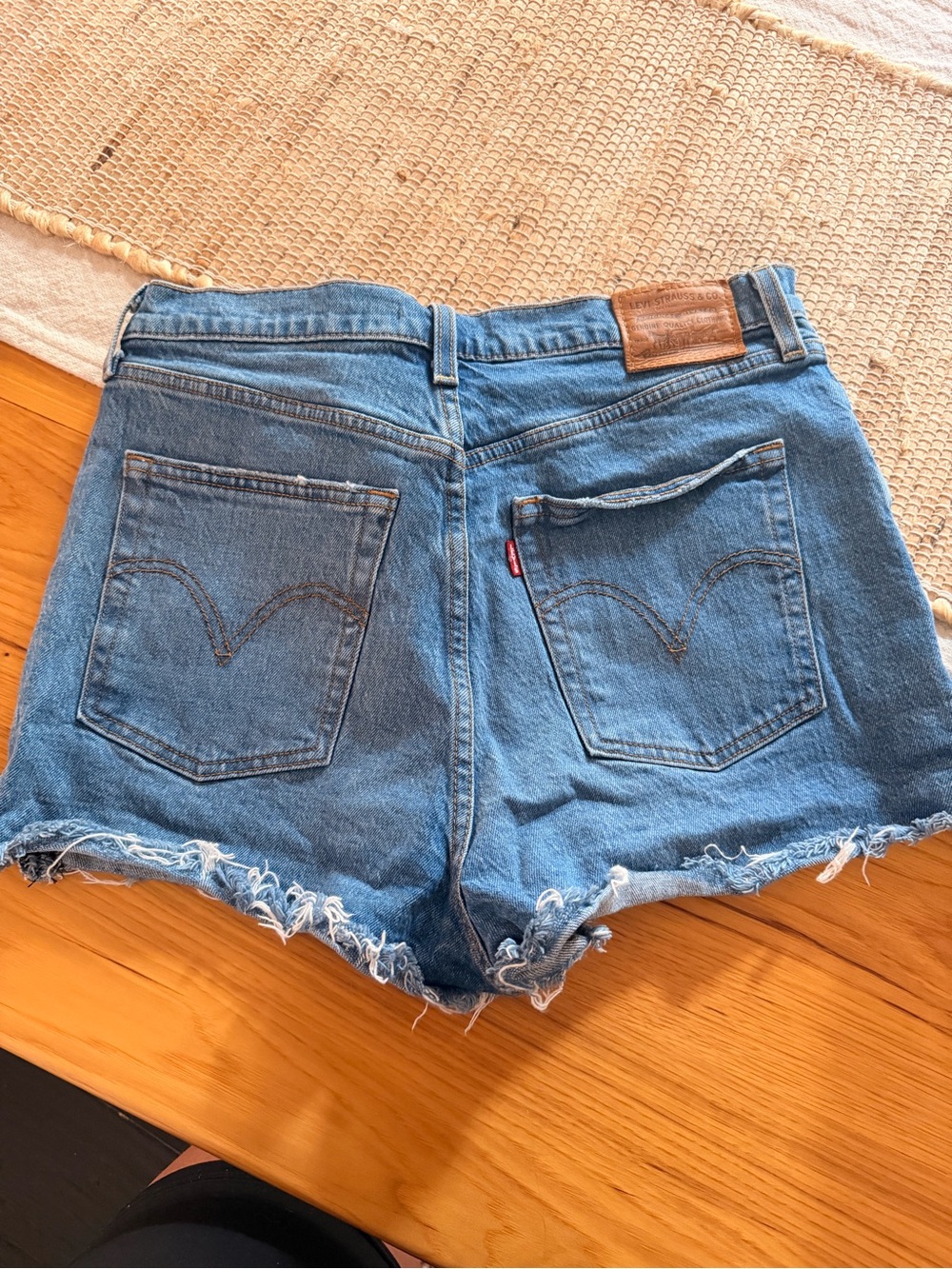 Levi’s Ribcage Shorts - Picture 2 of 5